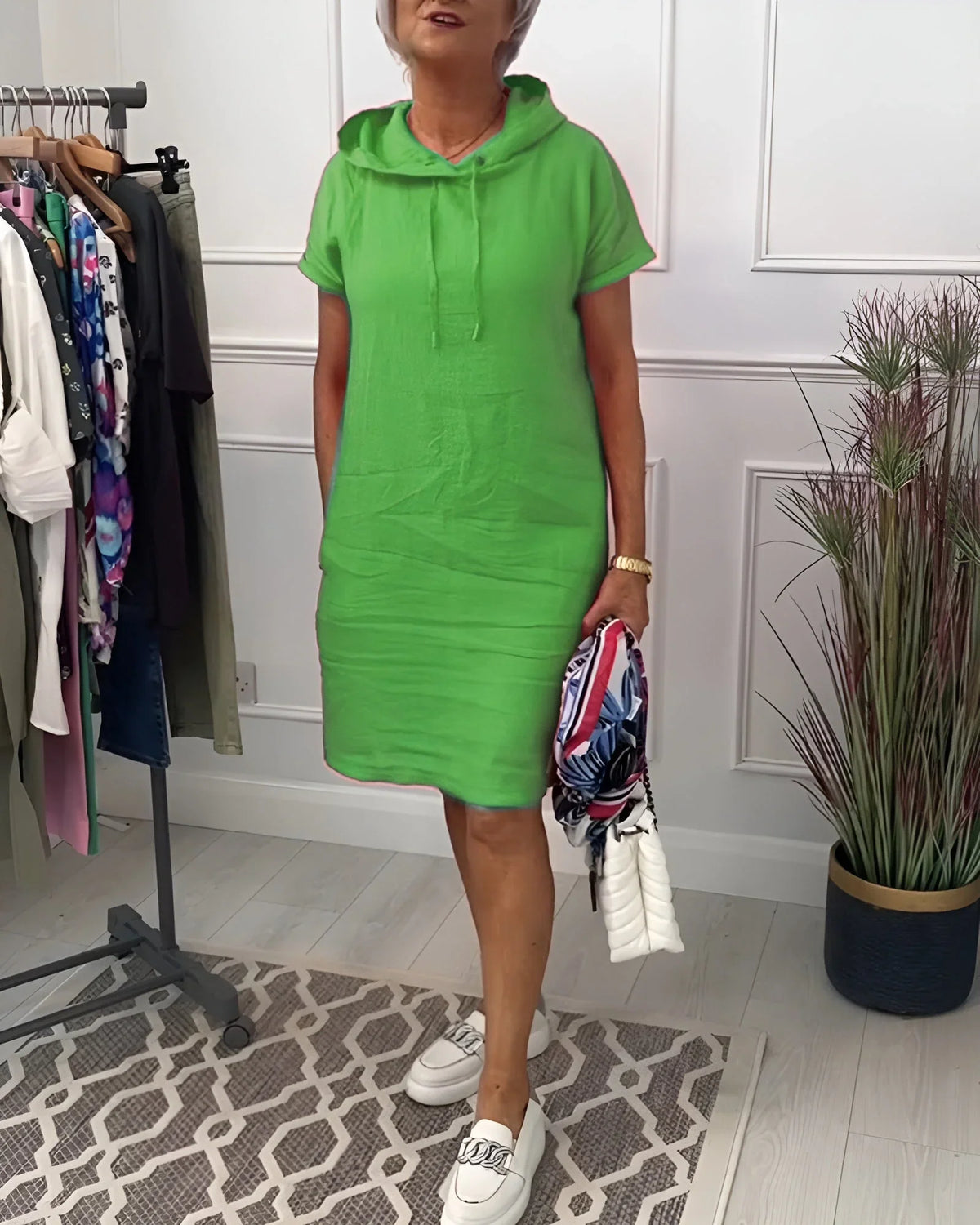 Women's relaxed hoodie mini dress with short-sleeve and side pockets – Green