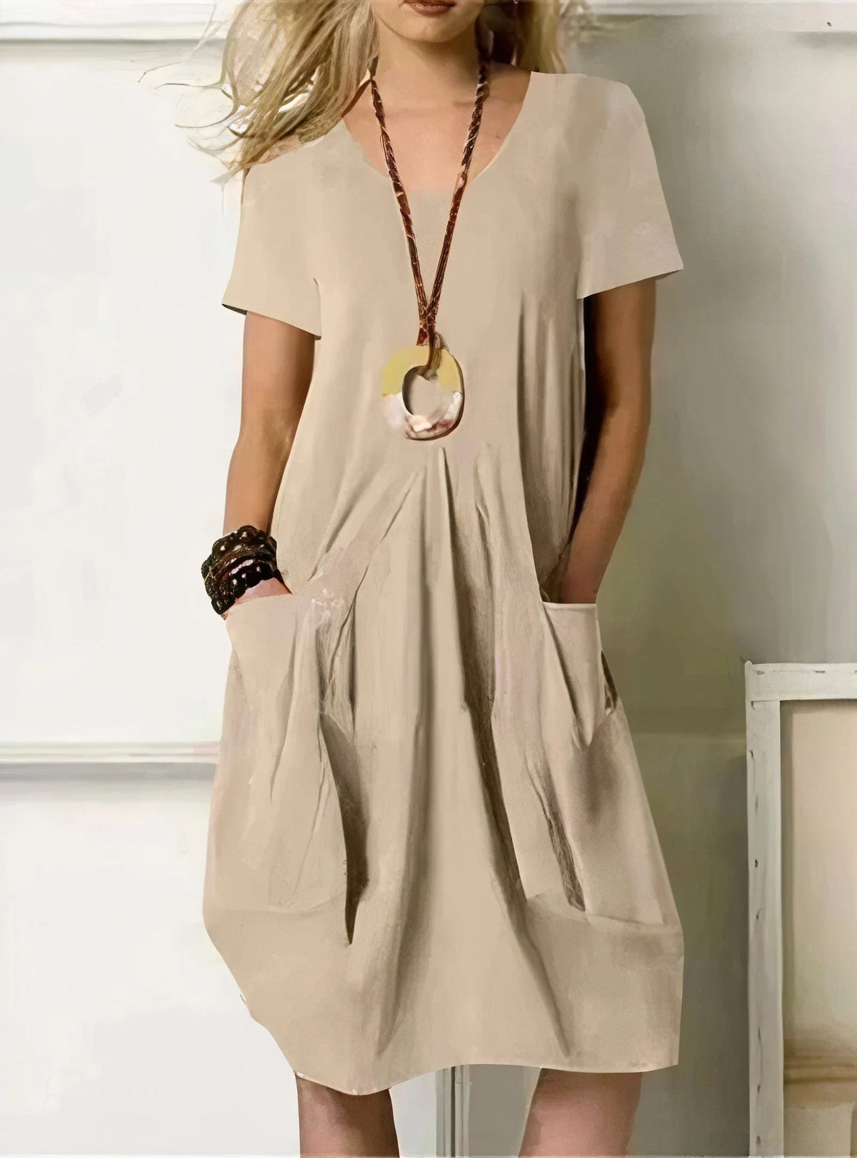 Women's relaxed midi dress with V-neck short-sleeve and pleated pockets – Beige