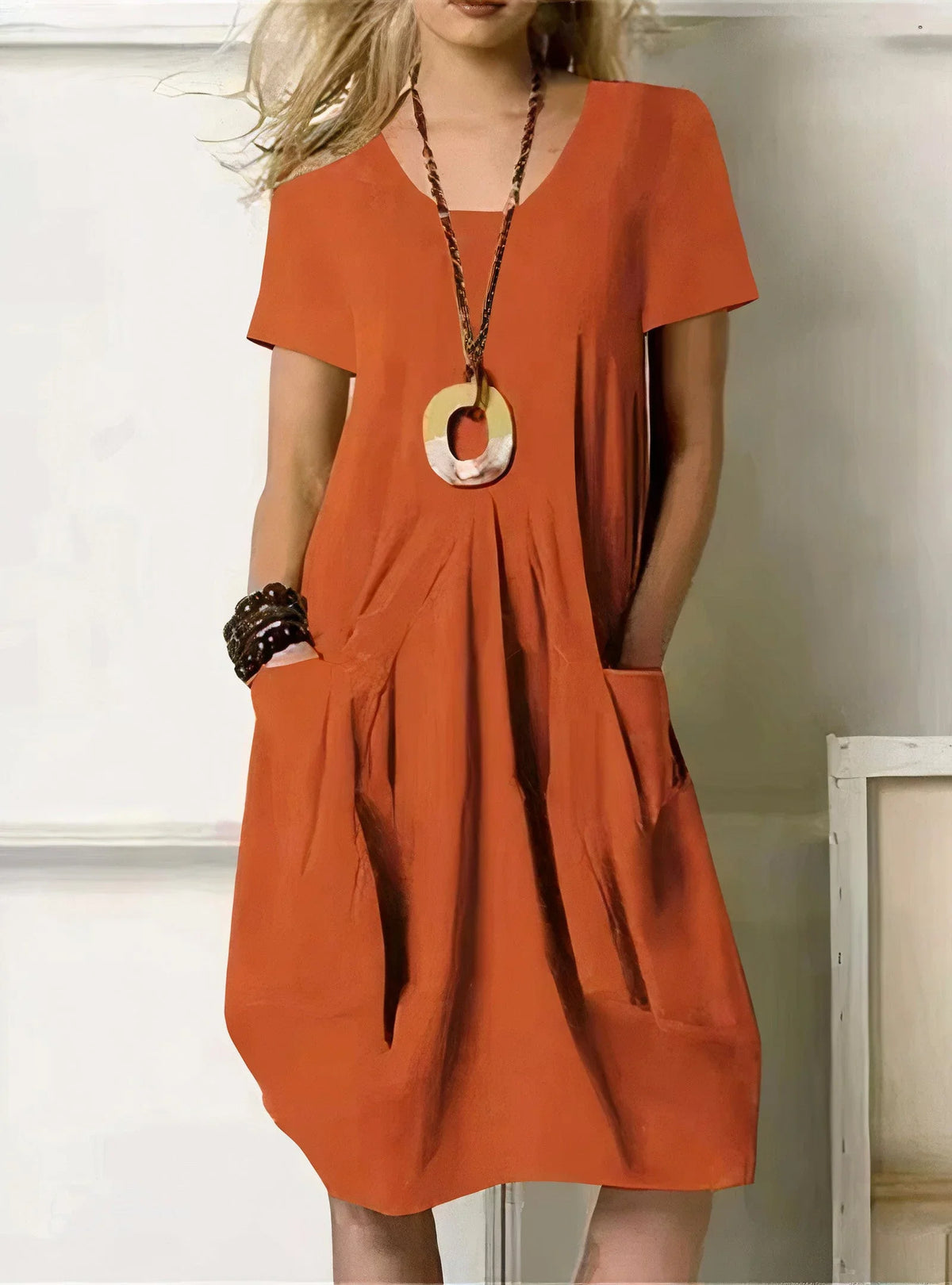 Women's relaxed midi dress with V-neck short-sleeve and pleated pockets – Orange