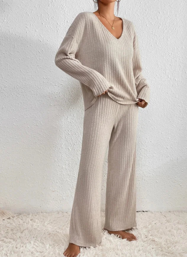Women's ribbed 2-piece lounge set with V-neck knit sweater and wide-leg trousers – Beige