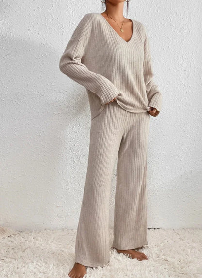 Women's ribbed 2-piece lounge set with V-neck knit sweater and wide-leg trousers – Beige