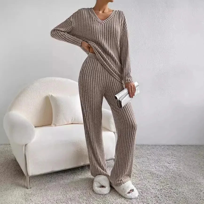 Women's ribbed 2-piece lounge set with V-neck knit sweater and wide-leg trousers – Light brown