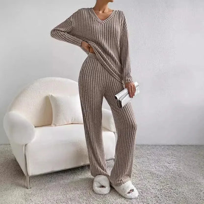 Women's ribbed 2-piece lounge set with V-neck knit sweater and wide-leg trousers – Light brown