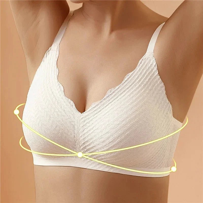 Women's seamless textured wireless bra with V-neck scalloped trim – Nude