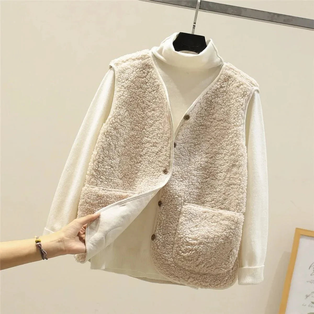 Women's sherpa fleece button-front puffer vest – Beige