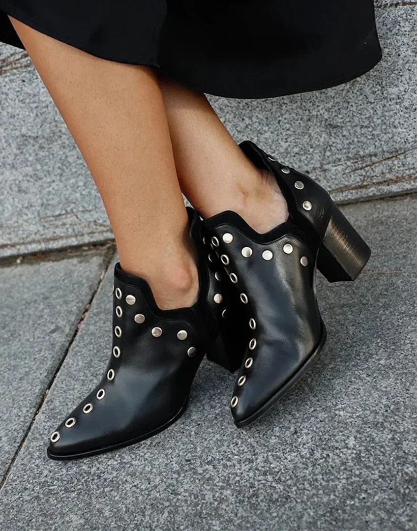 Women's studded leather pointed-toe ankle boots with wide-heel and scalloped-ankle – Black