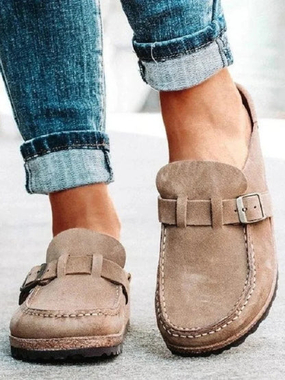 Women's suede comfort clogs with buckled strap and contrast stitching – Beige