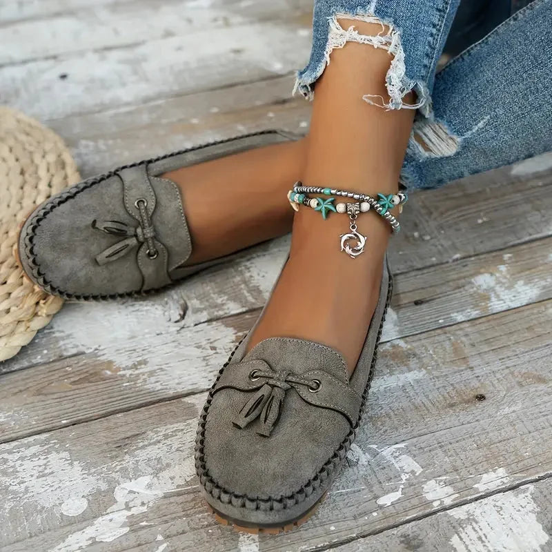 Women's suede slip-on loafers with front tassels and moccasin stitching – Grey
