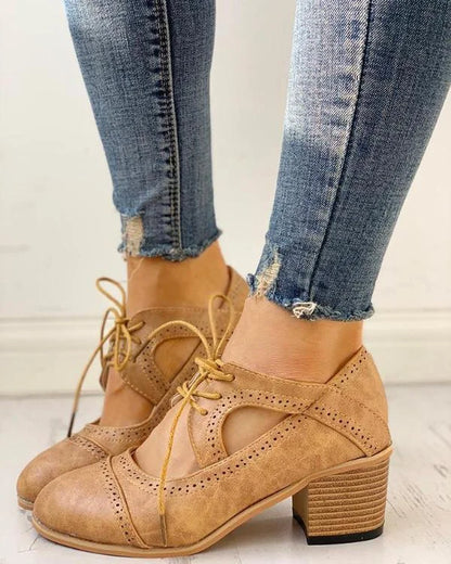 Women's brogue oxford shoes with lace-up cut-out sides and block heel – Beige