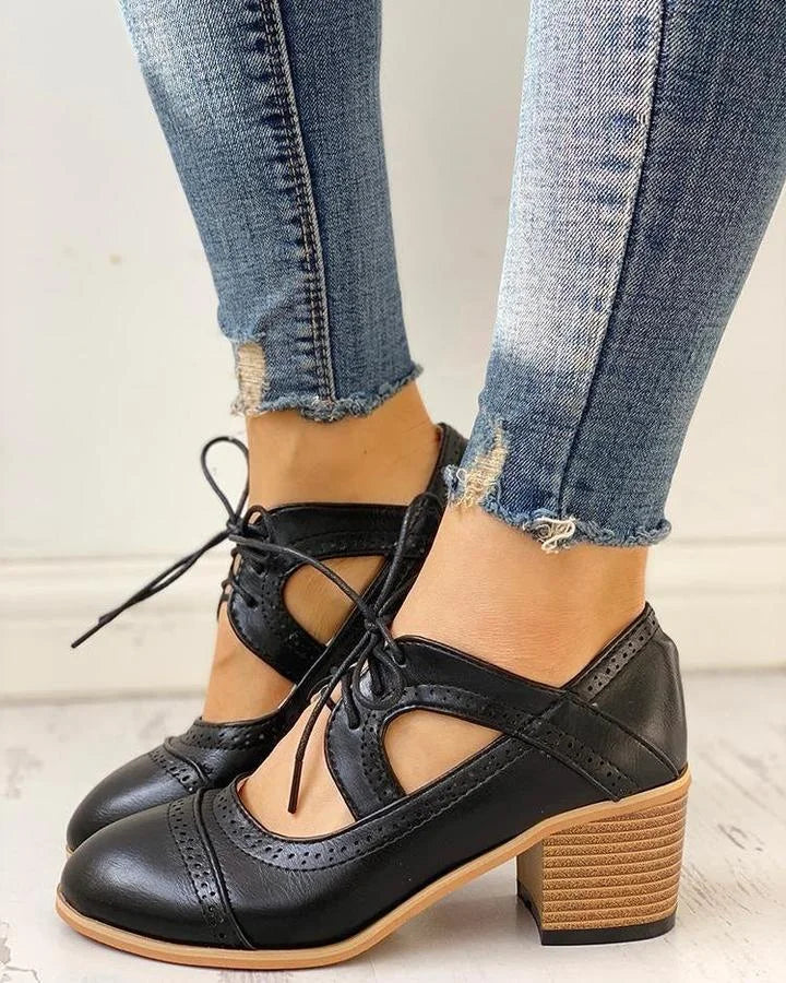 Women's brogue oxford shoes with lace-up cut-out sides and block heel – Black