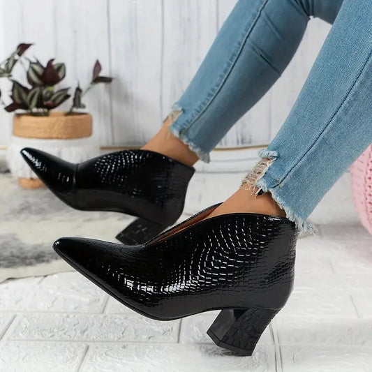 Women's textured ankle boots with V-cut opening and mid block heel – Black