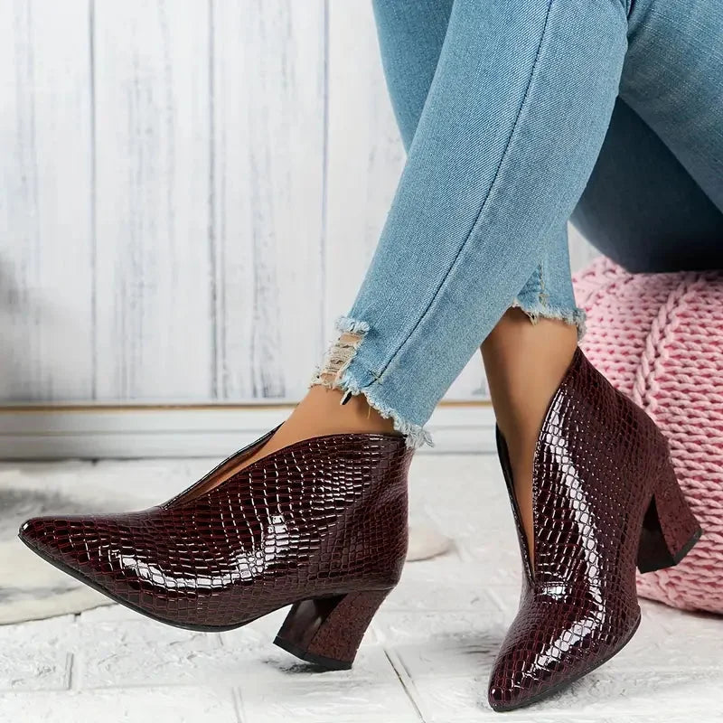 Women's textured ankle boots with V-cut opening and mid block heel – Burgundy