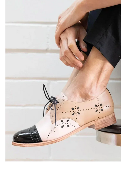 Women's two-tone leather oxford shoes with lace-up perforated design and low heel – Khaki