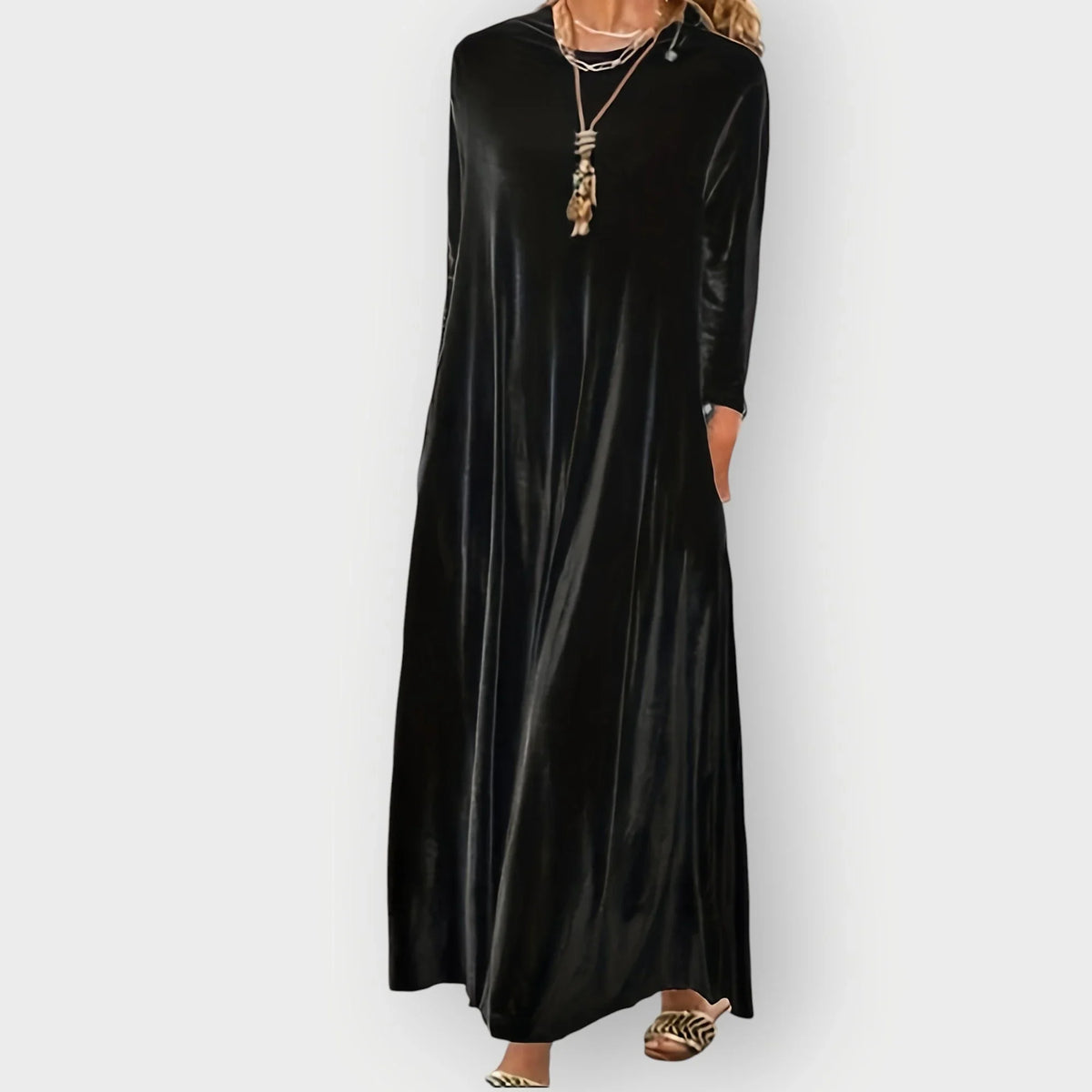 Women's velvet flowy maxi dress with long sleeves and round neck – Black