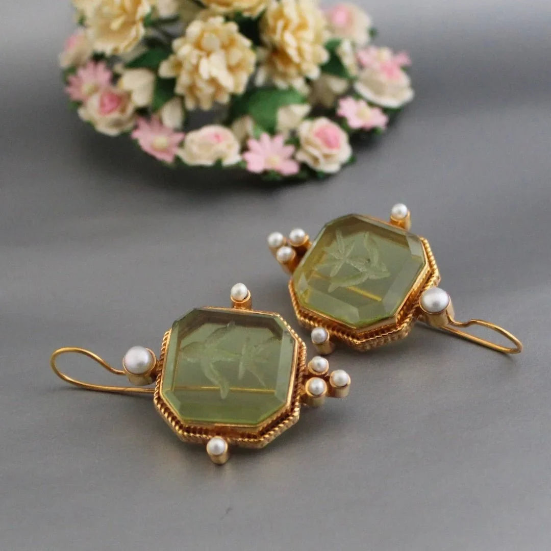 Women's vintage tone octagonal earrings with carved and pearls – Green