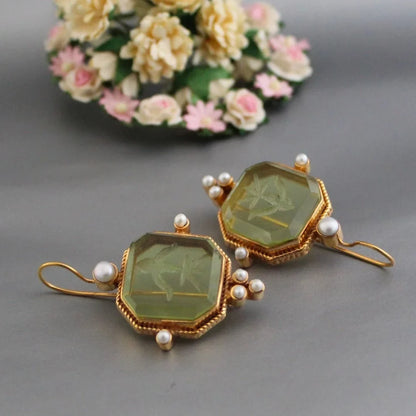 Women's vintage tone octagonal earrings with carved and pearls – Green