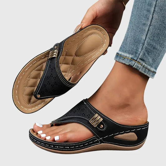 Women's wedge toe-loop slip-on sandals with quilted footbed and laser-cut detail – Black