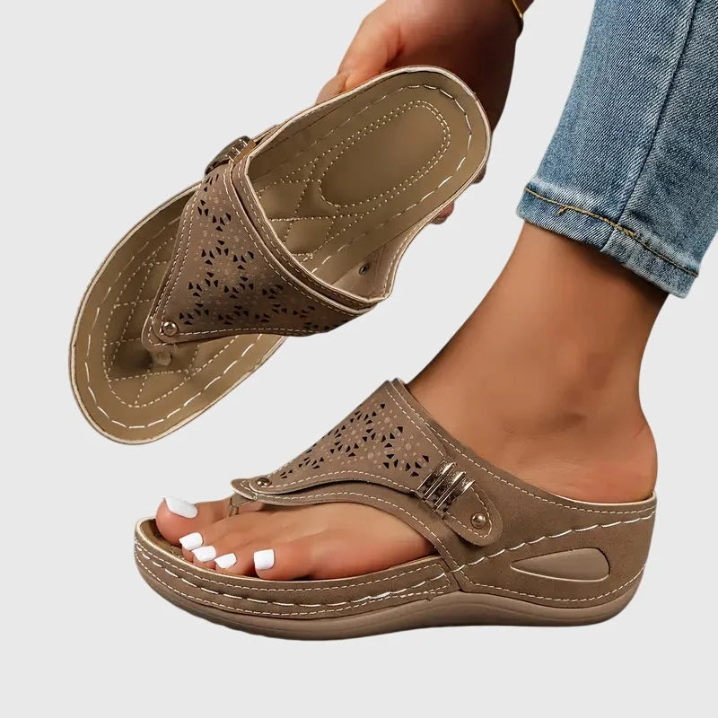 Women's wedge toe-loop slip-on sandals with quilted footbed and laser-cut detail – Brown