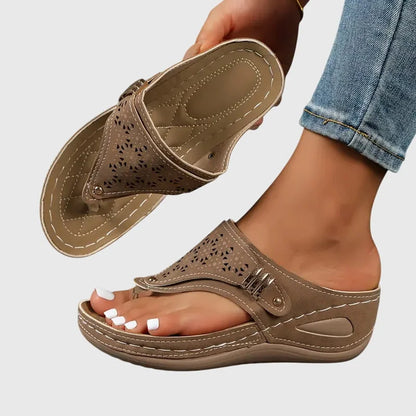 Women's wedge toe-loop slip-on sandals with quilted footbed and laser-cut detail – Brown
