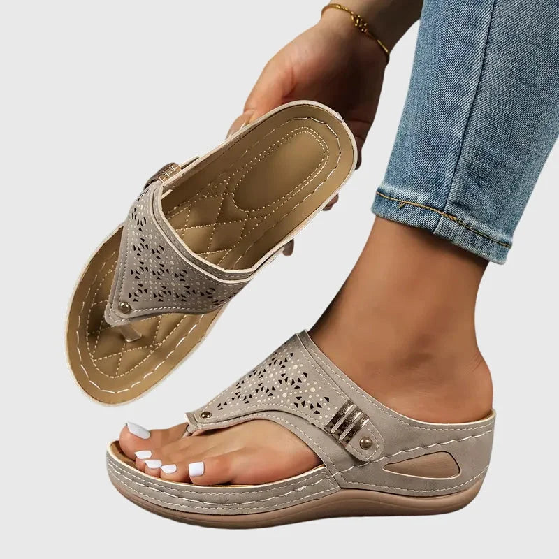 Women's wedge toe-loop slip-on sandals with quilted footbed and laser-cut detail – Khaki
