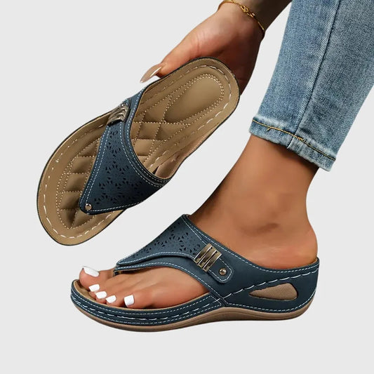 Women's wedge toe-loop slip-on sandals with quilted footbed and laser-cut detail – Navy