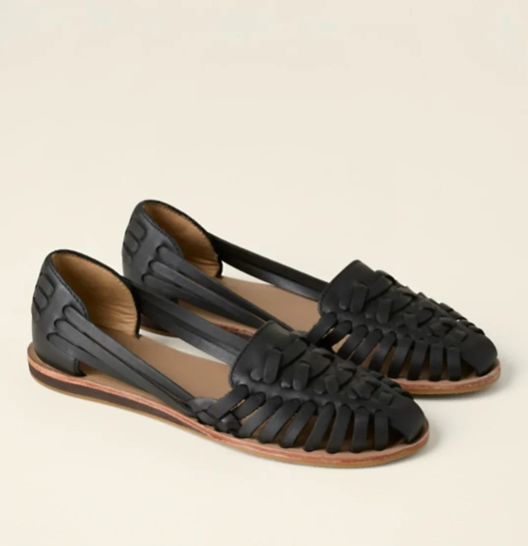 Women's woven leather flat sandals with closed-toe d'orsay cutouts – Black
