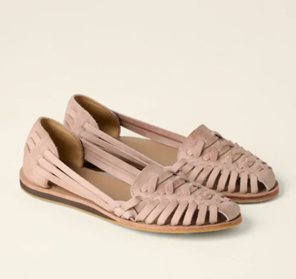 Women's woven leather flat sandals with closed-toe d'orsay cutouts – Pink